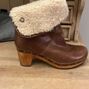 UGG Lynnea Boots Chestnut Leather Sheepskin Lining Wooden Platforms Clog Size 7